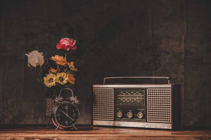 retro-radio-receiver-are-still-life-with-clocks-an-2026-01-07-00-56-58-utc