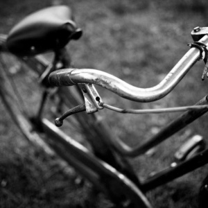 greyscale-closeup-shot-of-an-old-bicycle-with-a-bl-2026-01-08-00-22-20-utc