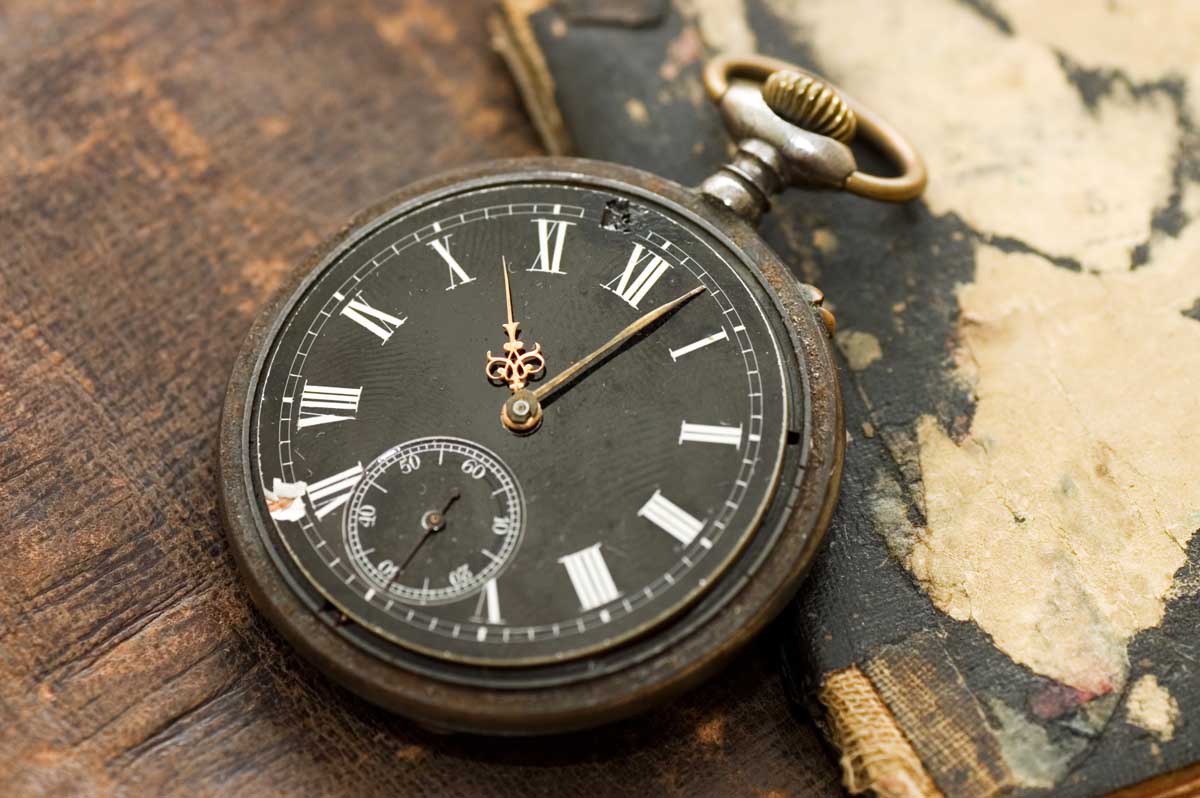 old-watch-on-the-book-2026-01-11-09-27-29-utc